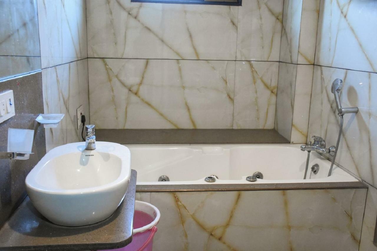 Hotel Dilip Индаур Экстерьер фото